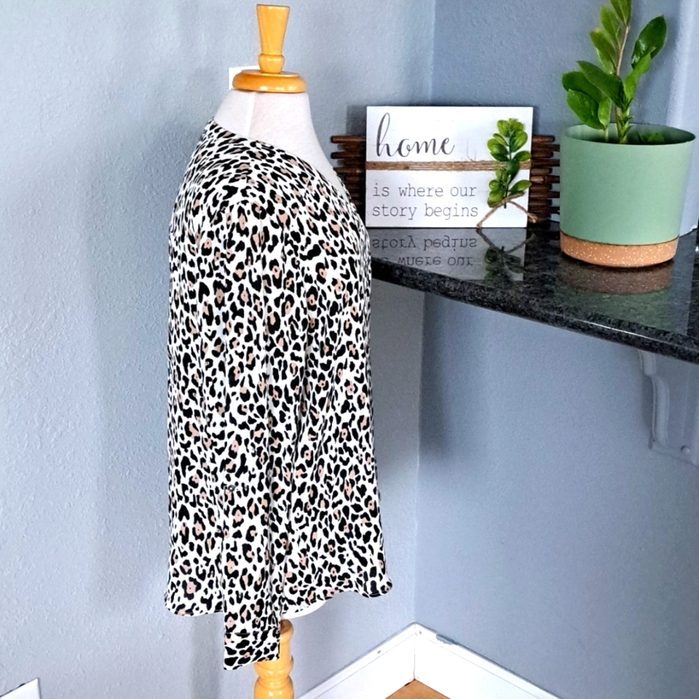 Leopard Print V-Neck Top | Size 0X - Picture 2 of 4